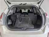とても広々、大きな開口部の荷室スペースですね。 開口部広々だから、大きな荷物も楽々収納出来ちゃいますね。 荷物スペースは広いほうがいいですよね。