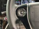 ステアリングにオーディオ操作スイッチが付いています。オーディオ画面に直接タッチしなくても操作が出来ますので、運転に集中できます。