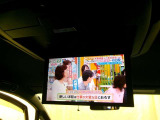 後席モニター付。後席に乗車するお子様も好きな映像を鑑賞しながら、飽きずにドライブできますね。