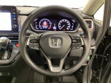 CVT車のセレクトレバーです。低速から高速まで、変速ショックのないスムーズな走りを実現するとともに、エンジン効率のよい領域を維持することで燃費にも貢献します。