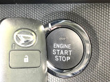【キーフリーシステム】カバンやポケットに入れたままでもドアの施錠・解錠が可能なスマートキーを装備。エンジンのオン・オフ時もカギを取り出す必要が無いからとっても便利です♪
