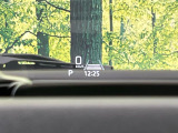 【ヘッドアップディスプレイ】現在の速度や走行情報をデジタル表示で運転席前方のガラスに投影!運転中、目線をずらさず必要な情報を確認できるのでとっても便利で安心!