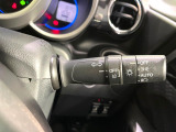【オートライト】周りの明るさに応じて自動でヘッドライトの点灯・消灯ができる機能です!ライトの付け忘れ・消し忘れなどが無くなり、雨の日や夕方の走行も安心!トンネル通過時も便利ですね♪