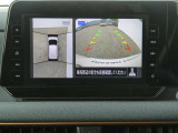 全周囲カメラで、クルマを上空から見下ろしているかのような映像を映し出します。周囲の状況がひと目でわかります!
