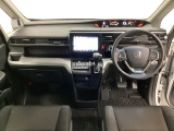 車内は光触媒抗菌消臭施工済です。スタイリッシュなデザインでスポーティなインパネ周りを演出します。グローブボックスやカップホルダーのほかにトレーなどたくさんの収納スペースが付いています。