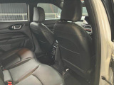 【リアシート】屋根までの高さがある車のため、大人の方でも圧迫感が少なく乗車出来ます。足元は広く取られているため、ゆったりとお乗り頂けます。