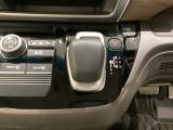 車内は光触媒抗菌消臭施工済です。スタイリッシュなデザインで暖かみのあるインパネ周りを演出します。グローブボックスやカップホルダーのほかにトレーなどたくさんの収納スペースが装備されています。