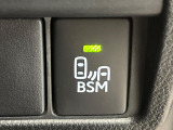 【ブラインドスポットモニター】走行中、ドアミラーの死角になりやすい箇所に後続車が接近するとサイドミラーのレンズに警告を表示!ドライバーに注意喚起をしてくれます。