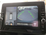 ◆アラウンドビューモニター◆ひと目で周囲の状況がわかるため、スムースに駐車できます。さらに、人や自転車など周囲に動くものがいる場合に表示とブザーで注意を促します。
