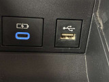 こちらのクルマはUSB接続コネクタも装備されています♪スマホの充電などにお使い下さい。ご旅行中での充電切れも、これなら心配いりませんね!