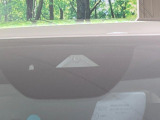【i-ACTIVESENSE】走行中に前方の車両等を認識し、衝突しそうな時は警報とブレーキで衝突回避と被害軽減をアシスト。より安全にドライブをお楽しみいただけます。