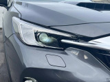 【LEDヘッドライト】悪天候や夜間走行時も良好な視界を確保し安心して運転できる高輝度LEDヘッドライトを装備!点灯速度が早く、消費電力も抑えられています。