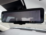 【デジタルインナーミラー】車両後方カメラの映像をミラーに映すことが出来ます。 そのため、後席に人や荷物があって後方が見えづらい場合でもしっかり視界を確保することが出来ます。 //