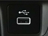 【USBポート】USBポートも装備されています♪スマートフォンのオーディオに連携も可能です。今や欠かせない装備の一つです!