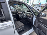 【運転席】座り心地が良いシートなので長時間の運転でも快適にお過ごしいただけます。新品のフロアマットのご注文も可能です。掲載箇所以外にご希望の写真がございましたらお気軽にお問い合わせ下さい。