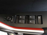 パワーウィンドウスイッチで運転席から全席の窓の開閉ができます。