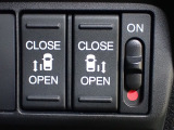 運転席からもスライドドアをボタン操作でスピーディーに開閉できます!またスマートキーでも操作できるので便利です。