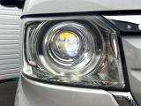 【LEDヘッドライト】悪天候や夜間走行時も良好な視界を確保し安心して運転できる高輝度LEDヘッドライトを装備!点灯速度が早く、消費電力も抑えられています。