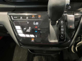 段差のないパネルスイッチのオートエアコン付きです。予め温度設定すれば後はセンサーが感知して設定温度を保ってくれますので快適なドライブが楽しめます。雨の日のガラスの曇りもなく安全な運転ができます。