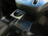 運転席からも助手席からも使いやすい位置に、引き出し式ドリンクホルダーとスマホなどを置けるトレイを配置しています。