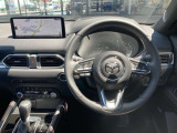【運転席インテリアデザイン】左右対称のインテリアデザインでドライバーを包み込み運転に集中できるように設計されています。