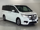 狭い駐車場でも、スライドドアならチャイルドシートへのお子さまの乗降や荷物の積載もスムーズ。とても便利な【両側電動スライドドア】ドアハンドを少し引くだけでリアドアが自動開閉します。