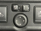 【電動格納ドアミラー】狭路の通行時や狭い場所に停車させるときに活躍する装備ですね。ボタン一つでドアミラーが格納されます。