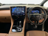 運転席は見やすく整理され、ナビも美しく装着され操作性にも優れています!