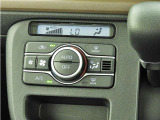 オートエアコンを装備しておりますので、四季を通じて車内を快適な温度に保つことが出来ます!高級感が有りますね!