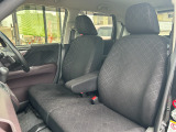適度なホールド感のあるフロントシートは疲れにくく長時間の運転でもしっかりサポートします。ベンチタイプですので横移動も楽々。