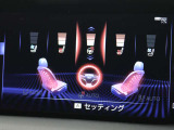 シートには、背もたれと座面から爽やかな風が吹き出るシートベンチレーション機能を搭載。夏の暑い日にもシートと密着している背中や足腰の蒸れを防ぎ、快適なドライブを楽しむことができます。