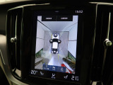 【360&deg;ビューカメラ】4台の高解像度カメラで360度の鳥瞰図を表示。隣の車や壁、死角にある障害物などを画面で確認できるため、狭いスペースでの駐車・出入りも安心です。