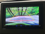【バックカメラ】駐車時に後方がリアルタイム映像で確認できます。大型商業施設や立体駐車場での駐車時や、夜間のバック時に大活躍!運転スキルに関わらず、今や必須となった装備のひとつです!