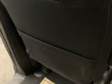 【収納】後部座席収納。散乱しがちな小物を収納するのに便利です。お子様のおもちゃやティッシュボックス、書類等様々なものの収納が可能です。