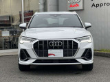 シングルフレームグリルはAudiの象徴的なデザイン要素であり、一目でAudiとわかるスタイル、大きくて迫力のある形状が車のスポーティな印象を強調しており、魅力的なデザインとなっています。