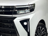 【LEDヘッドライト】悪天候や夜間走行時も良好な視界を確保し安心して運転できる高輝度LEDヘッドライトを装備!点灯速度が早く、消費電力も抑えられています。