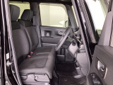 フロントシートはベンチシートです。ベンチシ―トは運転席と助手席の移動もスムーズ。狭い駐車場での乗り降りに便利です