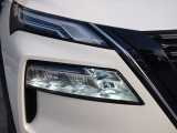 対向車がいてもハイビームを維持できるアダプティブLEDヘッドライトを装備。車速に応じてハイビームの自動配光を維持して、常に視認性の高い状態が維持されます。