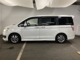 狭い駐車場でも、スライドドアならチャイルドシートへのお子さまの乗降や荷物の積載もスムーズ。とても便利な【両側電動スライドドア】ドアハンドを少し引くだけでリアドアが自動開閉します。