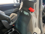 最終型はカーボンバックシェルが復活しました。見えない箇所にもこだわるのがイタリア車です。