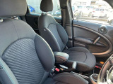 【運転席】安定したハンドリングで安心してドライブを楽しめます。