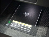 ◆ワイヤレス充電器◆ワイヤレス充電規格Qiに適合した機器を充電エリアに置くことで使用できます。