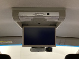 天井にリア席モニターが付いています。ナビゲーションで再生しているDVD等の映像を、後部座席の方にご覧いただくことができます。お子様にも大人気です。