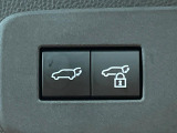 【パワーバックドア】スマートキーや運転席のボタンを押すだけでリアゲートが自動で開閉します!荷物を持っている時や、高い位置にあるバックドアを閉める際に便利な機能です♪