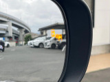 【ブラインドスポットモニター】走行中、ドアミラーの死角になりやすい箇所に後続車が接近するとサイドミラーのレンズに警告を表示!ドライバーに注意喚起をしてくれます。