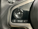 ステアリングにオーディオ操作スイッチが付いています。オーディオ画面に直接タッチしなくても操作が出来ますので、運転に集中できます。