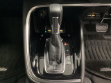 「e:HEV」は、モーター走行を中心にしながら電気エネルギーやエンジン動力を最も効率よく使い分けることができる賢いハイブリッドシステムです。サイドブレーキはスイッチ操作の電子制御パーキングブレーキです