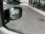 ミラーの角度調整も電動でできます。