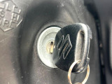 【キーレス】少し離れた場所からでもボタン一つでドアの開錠・施錠ができるのでとっても便利!ドアの鍵穴周りに傷をつけることもありません♪