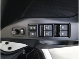 運転席には、ドアミラーの開閉および角度調整、集中ドアロック機能、さらには全ウィンドーの開閉操作を可能にするスイッチが一つに集約。運転中でもスムーズかつ効率的に操作でき、安全性と快適性に役立っています。